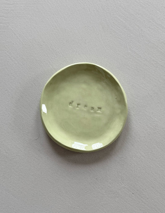 Piattino con scritta "dream"